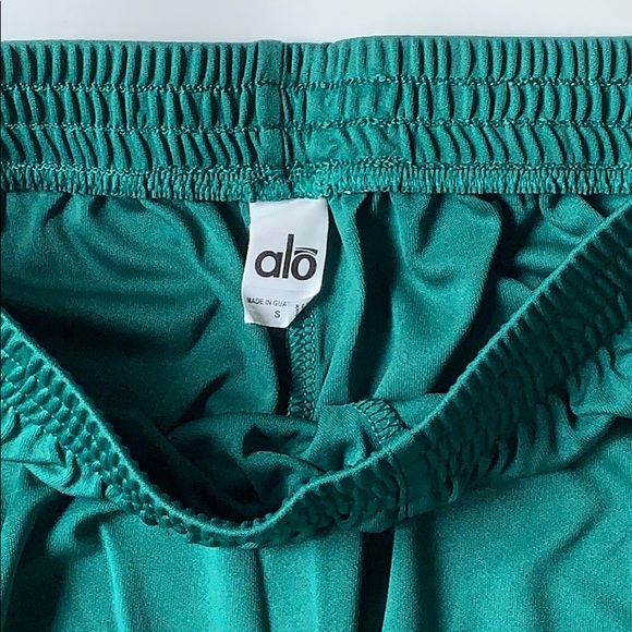 NWT Alo Sport Performance 9 inch Shorts Small - Picture 3 of 3